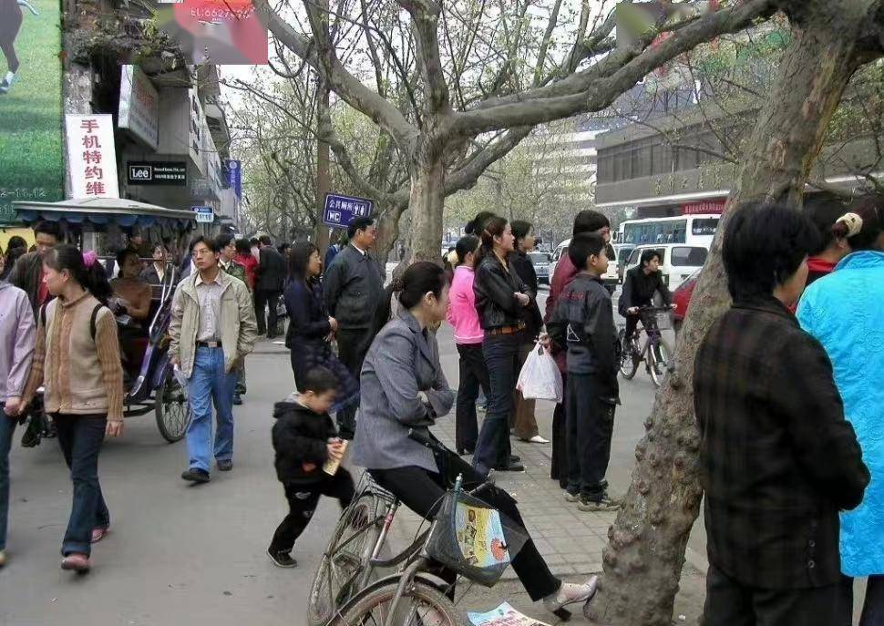 一组2001年的成都老照片!_春熙路_满街跑_出租车