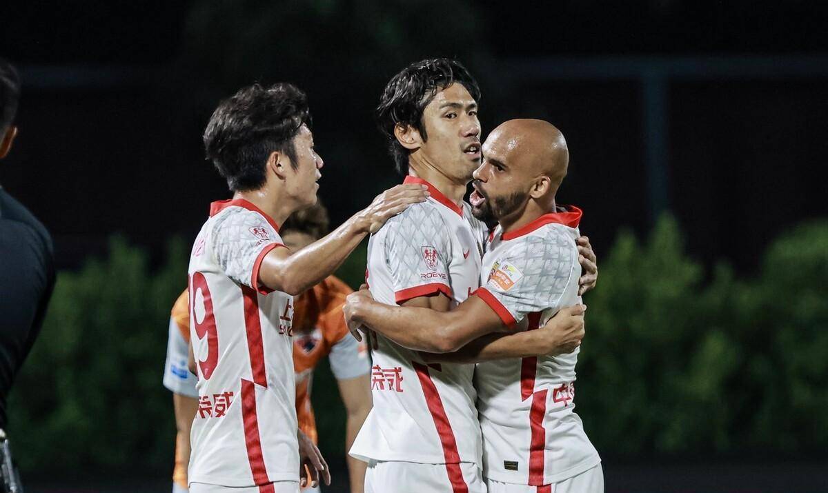 赛后,作为上海上港进攻中坚力量的保利尼奥受到了球迷的追捧.