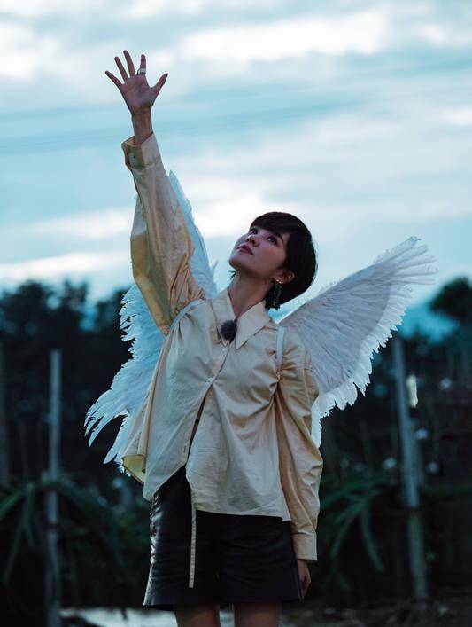 《姐姐》团综云南站路演开启 郁可唯孟佳合作《蝴蝶海》感动全场_村民