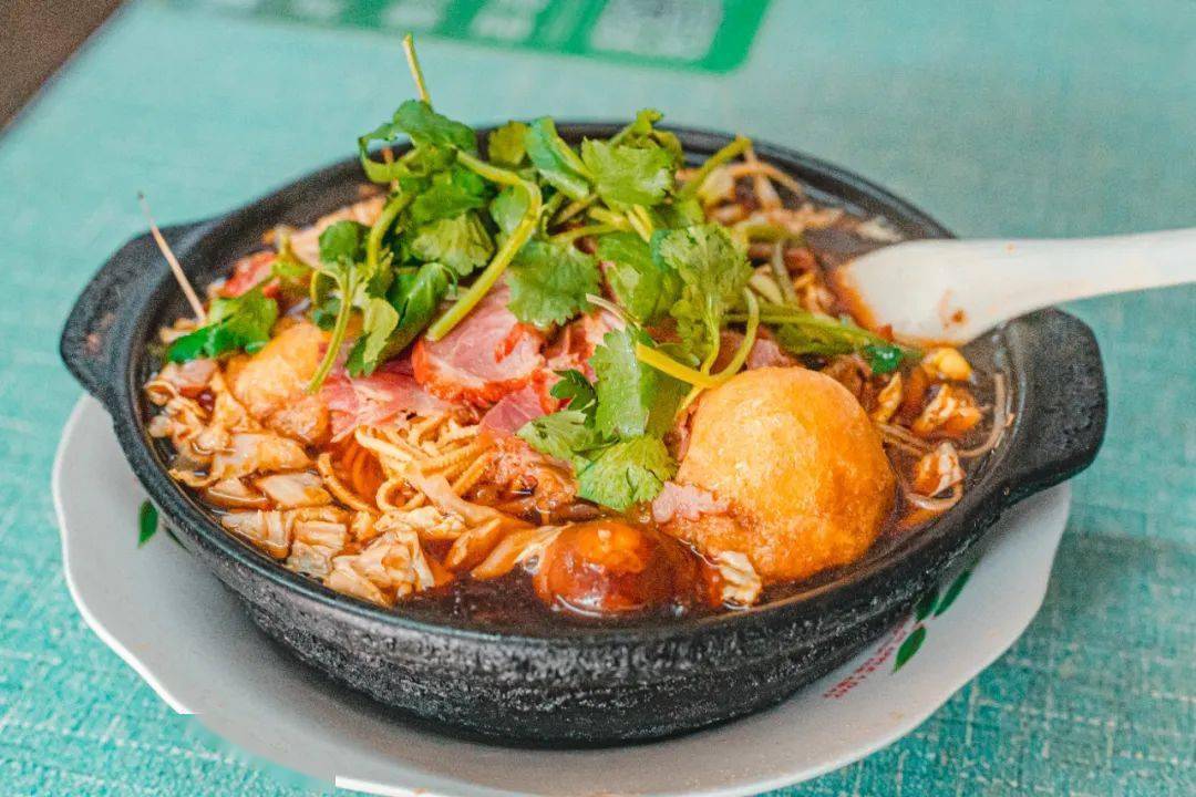 在吃砂锅这件事上,中国各地可谓百家争艳:东北的砂锅白肉曾经名震京都