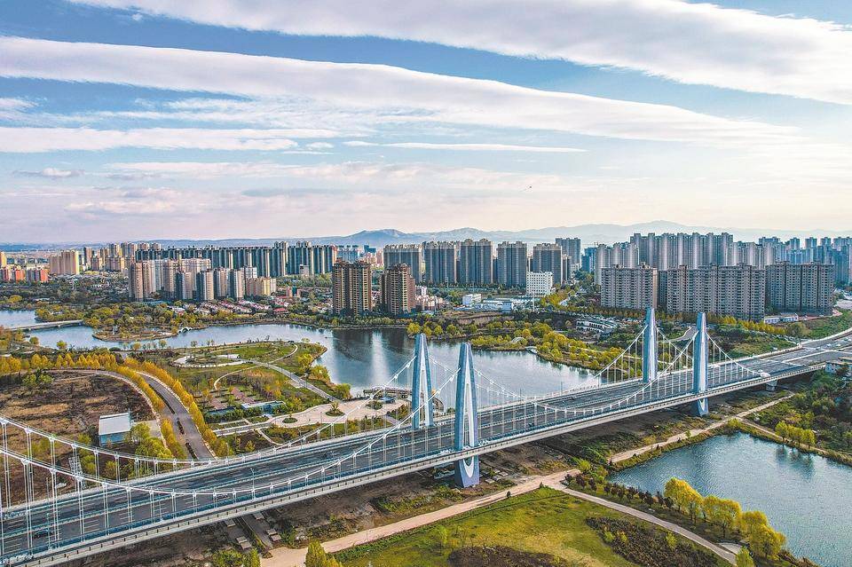 图为11月12日航拍的临汾东城一景.