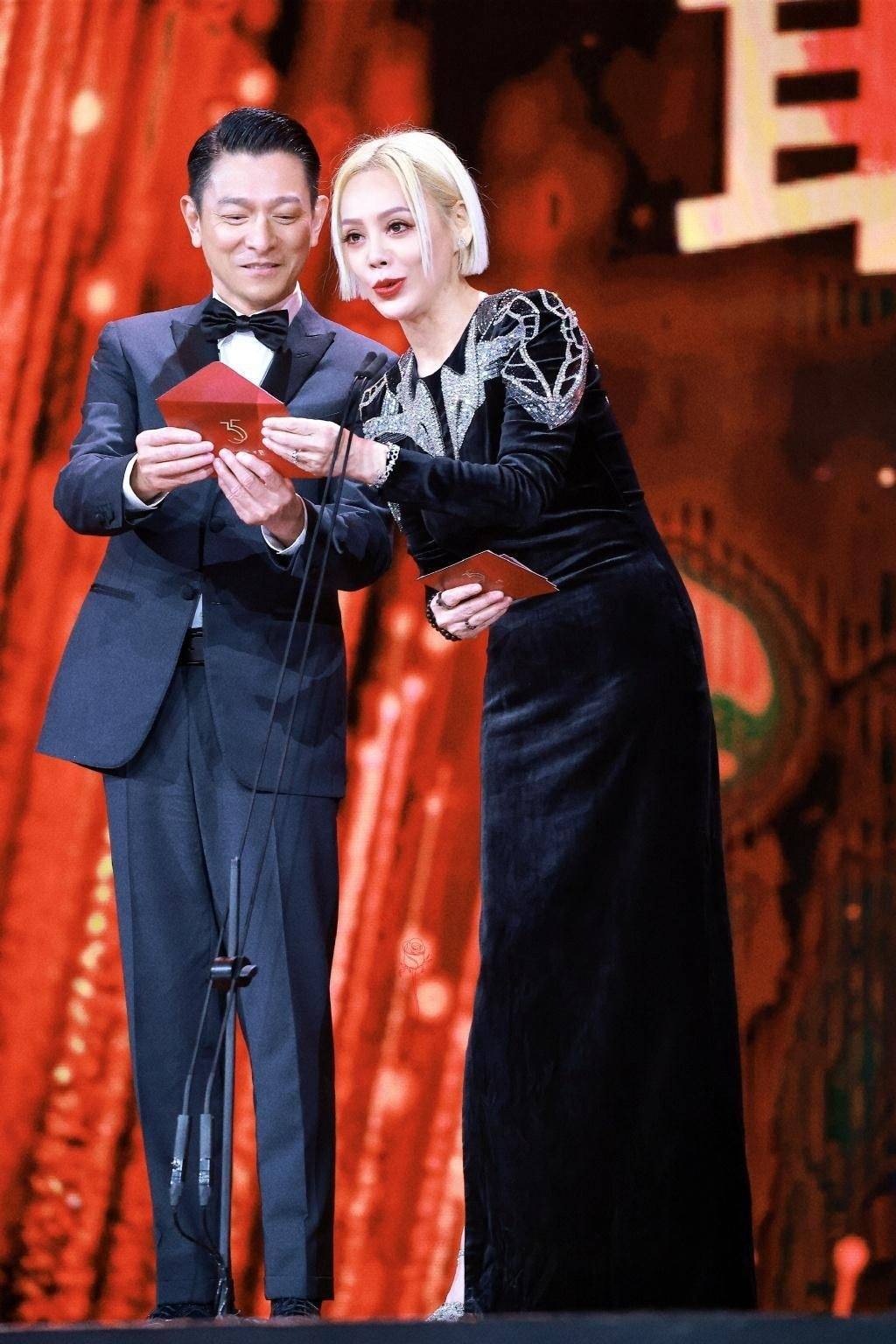 宁静晒与刘德华合影偷偷比心,丝绒长洋气时髦,48岁依旧率真可爱_造型