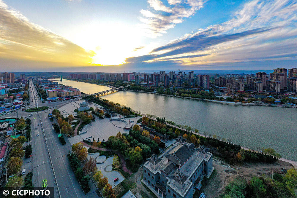 摄↑2022年11月13日在山西省临汾市涝洰河生态公园拍摄的初冬景色