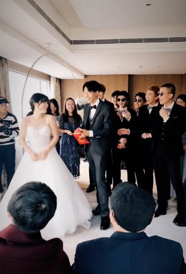 白举纲官宣结婚,快男成员集体送祝福,网友直呼留下了时代眼泪_小白