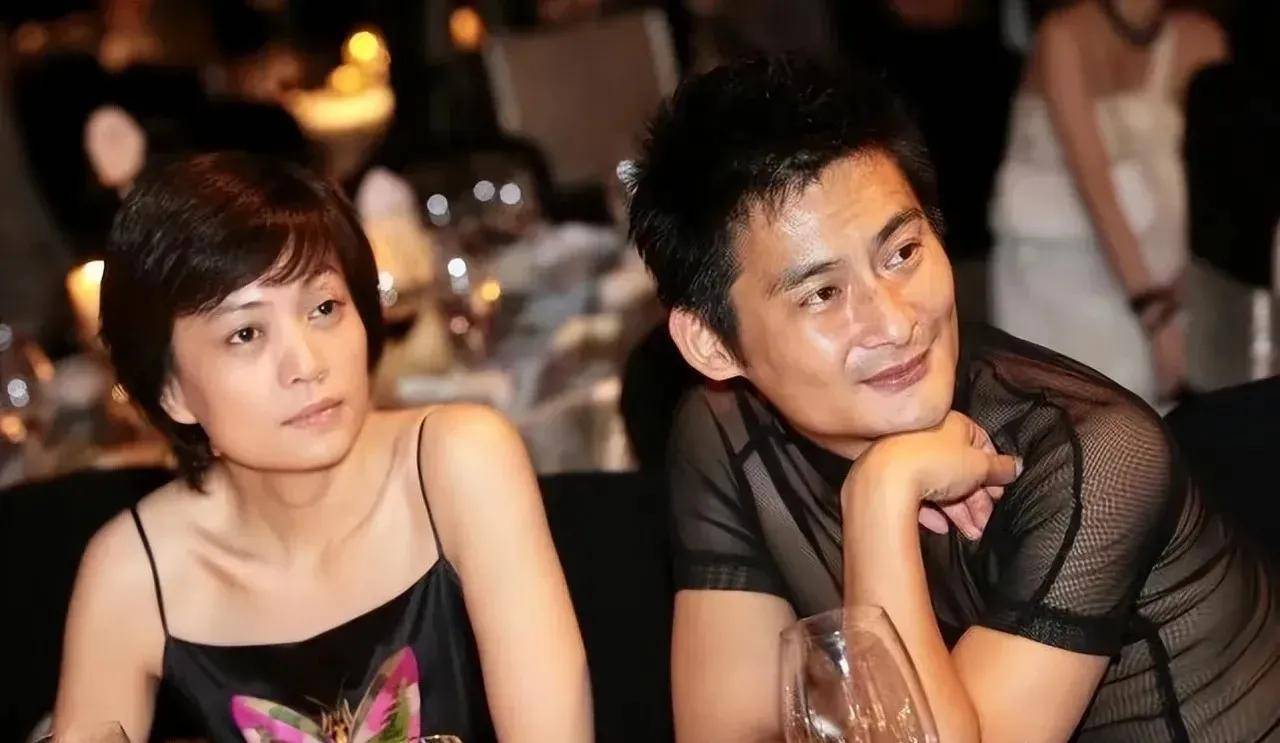 歌手景岗山穿黑色透视装高调亮相,举止妖娆看上去比老婆还有女人味.