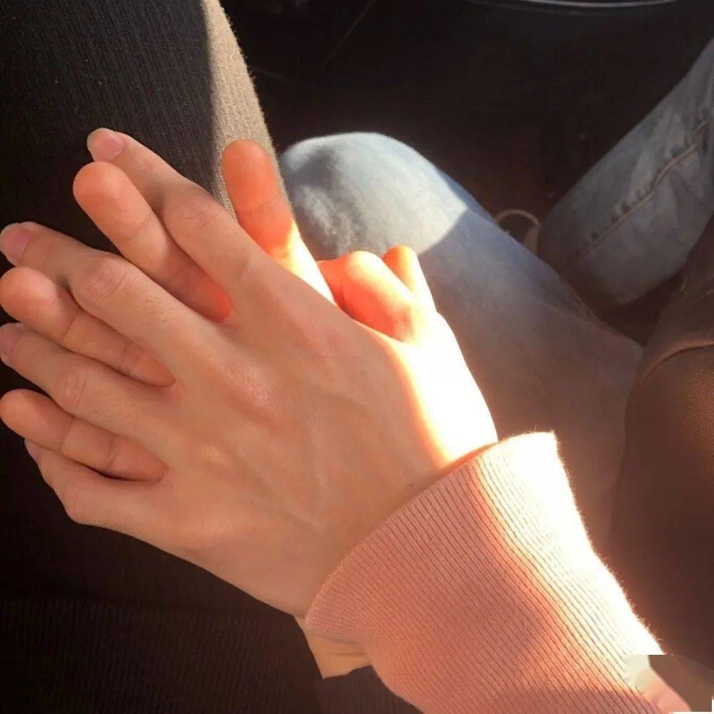 情侣牵手头像 : 希望能和你喜欢的人一只牵手走下去