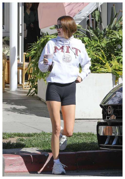 肯豆穿三块布的比基尼晒度假照,布料少到可怜,狂秀蛮腰和大长腿_身材