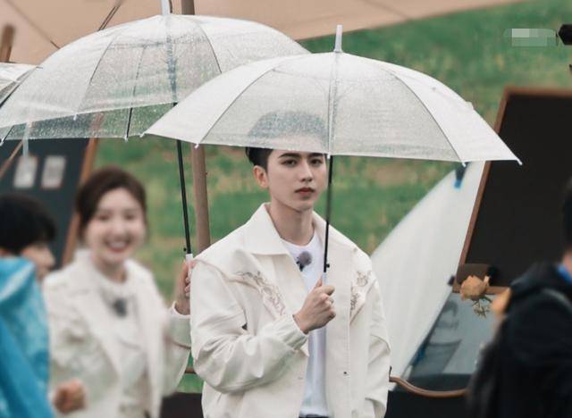 《奔跑吧10》湖州站,33岁杨颖扎双马尾,蔡徐坤再现撑伞名场面_白鹿