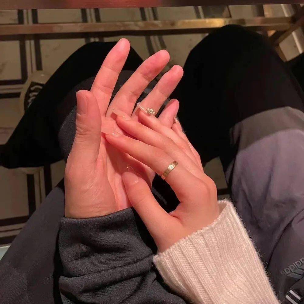 情侣牵手头像 : 希望能和你喜欢的人一只牵手走下去