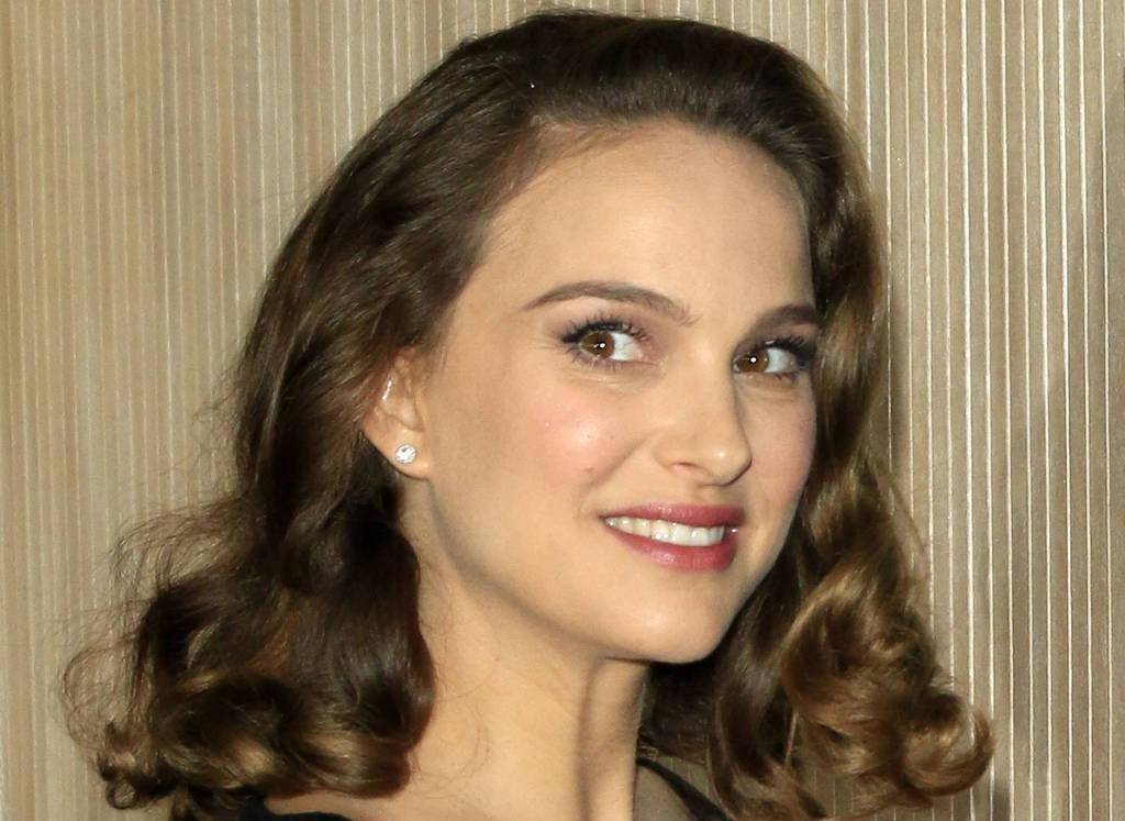 而伊莎贝尔想要的是有钱人的生活,所以当拉里说要跟她结婚,跟她过穷