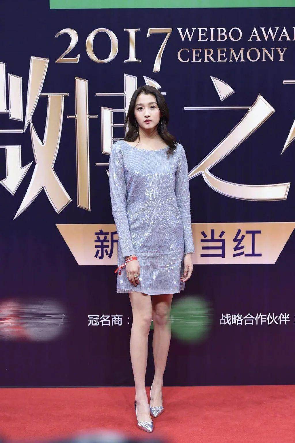 关晓彤在红毯上穿过的丑衣服真多,显老,显胖,土气,全是黑历史_穿着