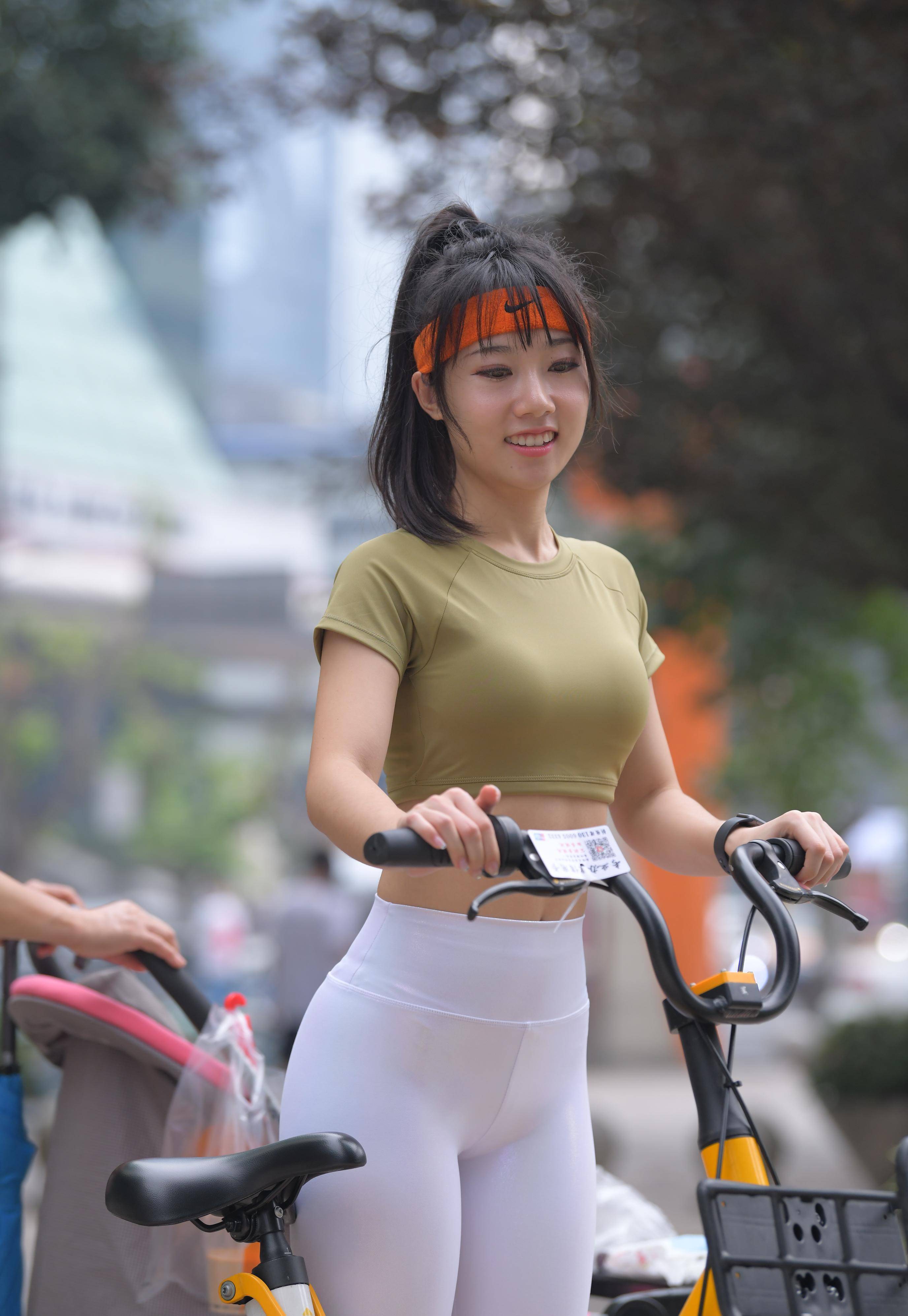 美丽的她甜美又潇洒,运动装适合她,气派又有范_女生_显得_方面