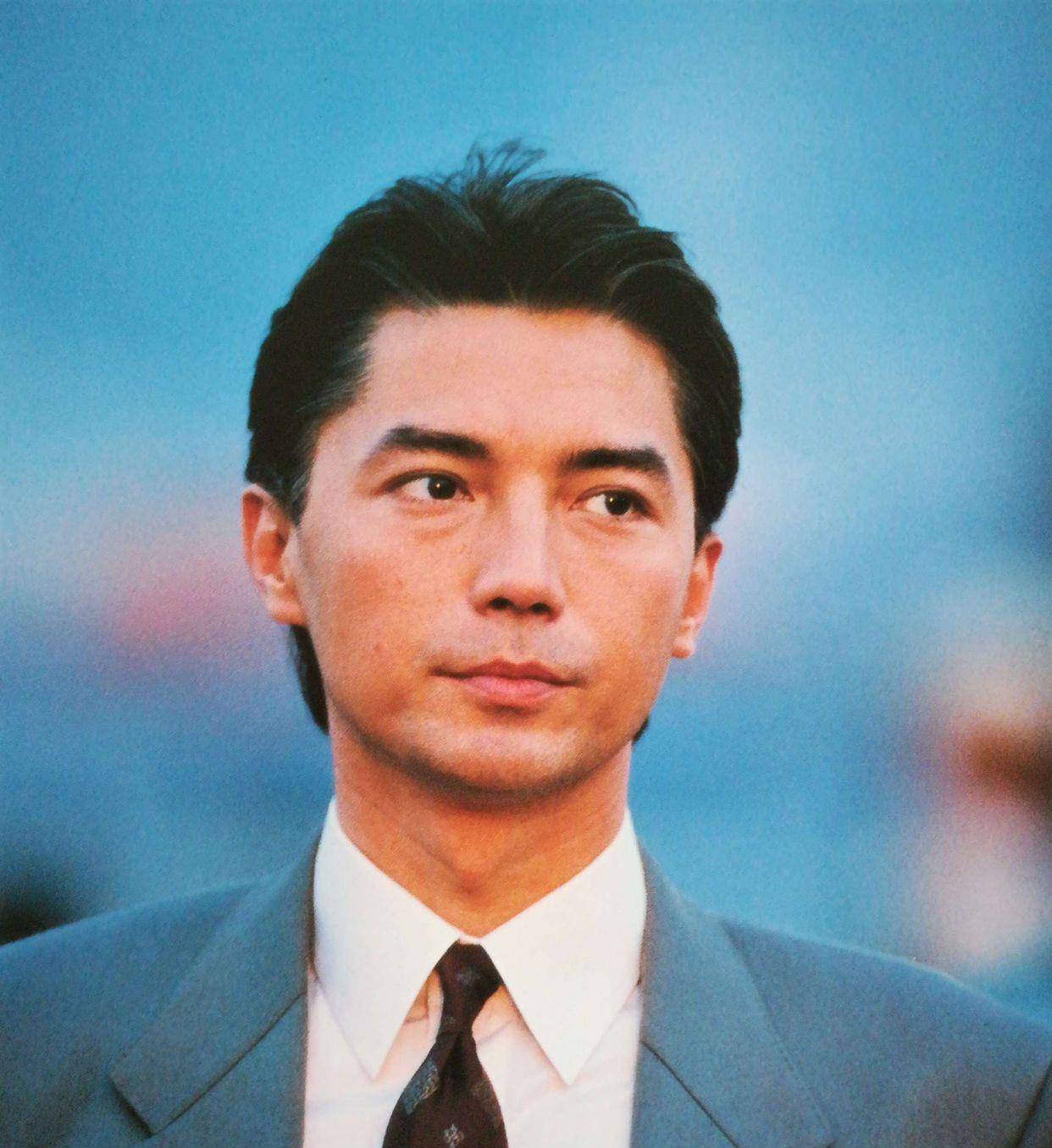 "亚洲第一美男"尊龙,因为一只狗被张国荣抢戏,为陈冲孤独一生_养母