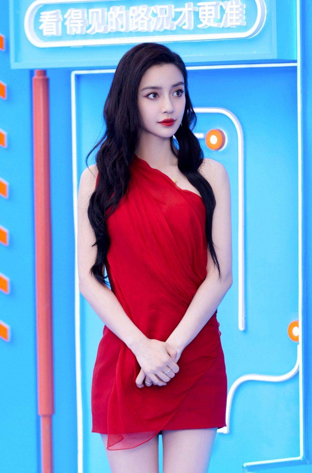 angelababy的身材和颜值一直都没话说,尤其是五官简直精致得无可挑剔