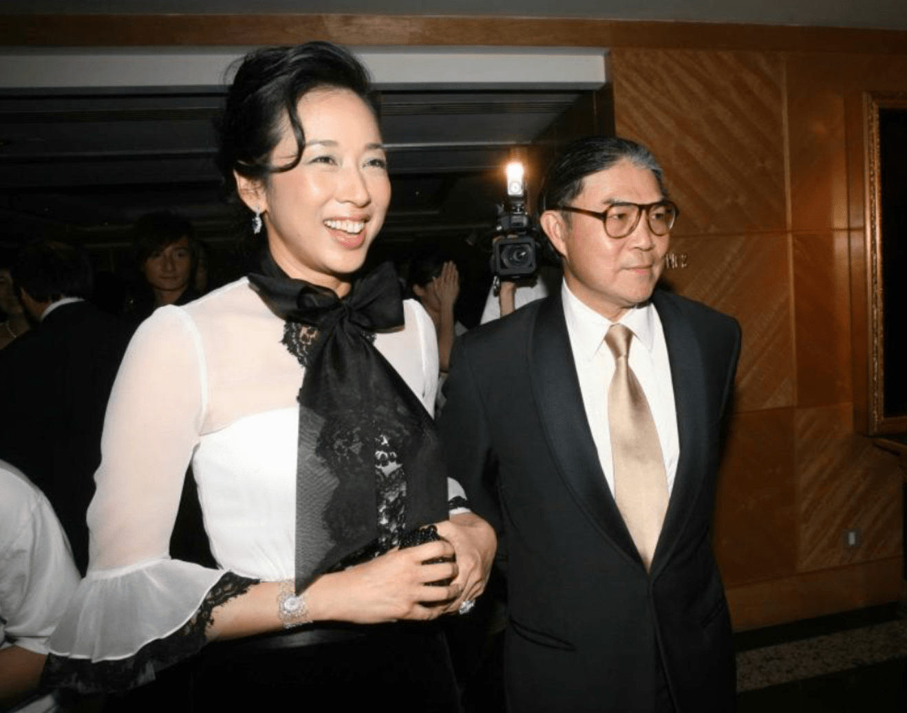 朱玲玲携夫出席晚宴,两人搂腰合照很恩爱,74岁罗康瑞已满头白发