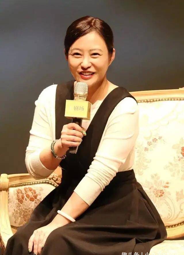42岁郝蕾事业又上新台阶,心宽体胖又发福,无领上衣找不到脖子_时尚
