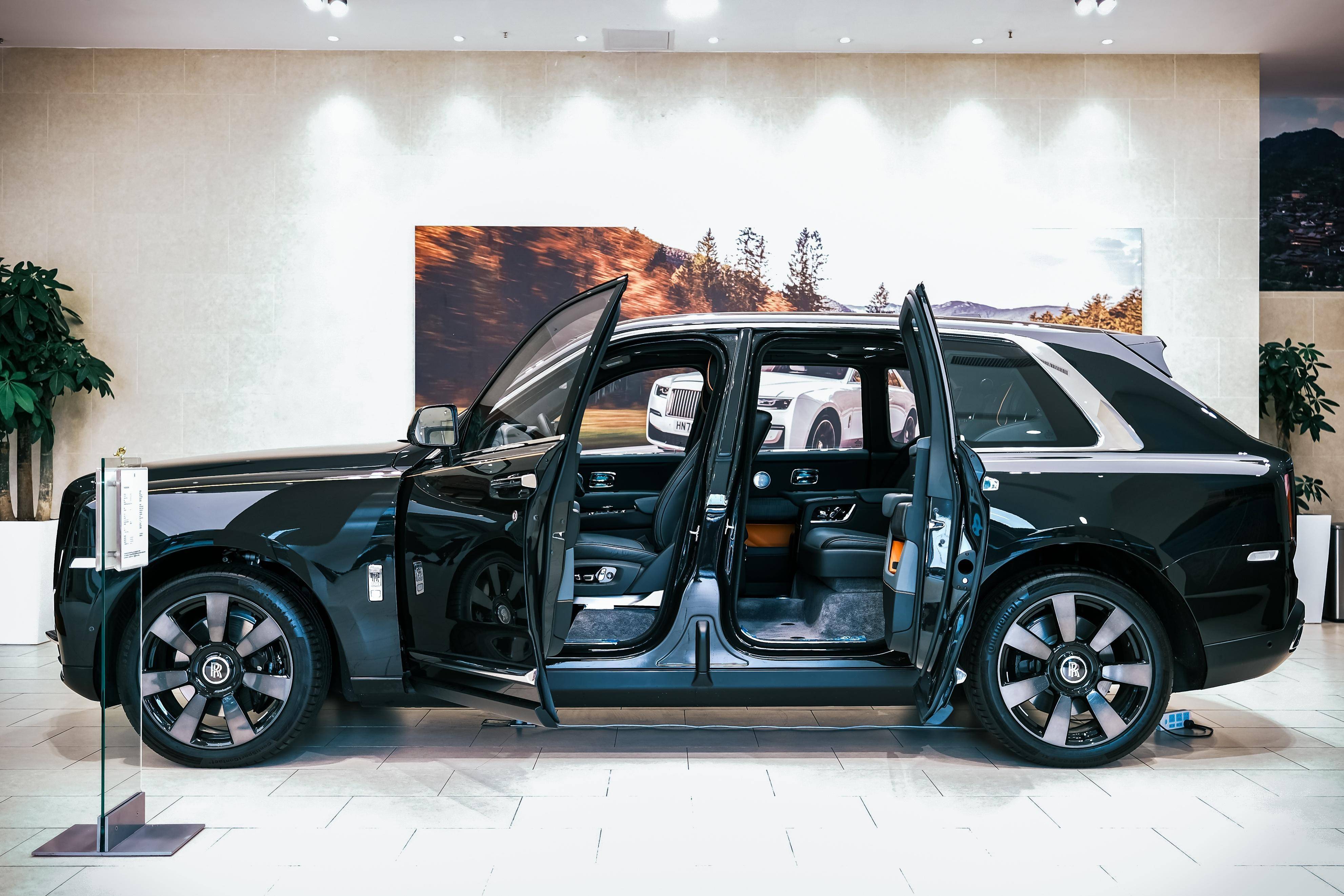 掌握气场与主动权|贵阳通源劳斯莱斯库里南到店实拍_搜狐汽车_搜狐网