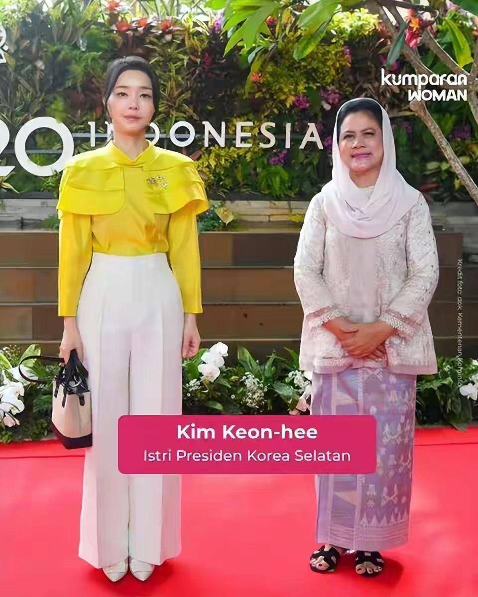 印尼第一夫人终于扬眉吐气!穿民族服旺夫脸超美,不把摔倒当回事