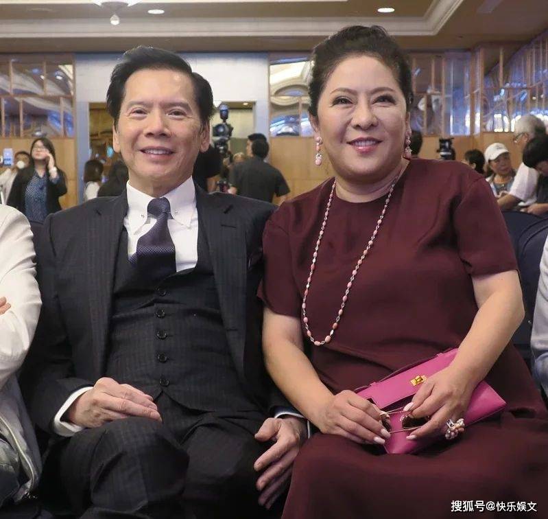 73岁向华强携向太游全国!十指紧扣感情好,身边保镖如影随形