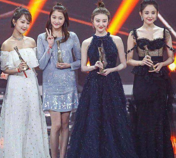 7位女星跟人合照,李小冉白到发光,倪妮有气质,何穗又高又白_景甜