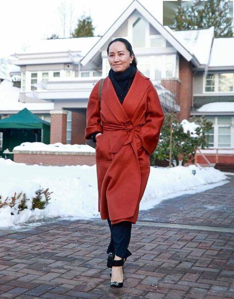 孟晚舟亲自示范:女人到了50岁,放弃大衣配打底裤,这样穿更气质_造型