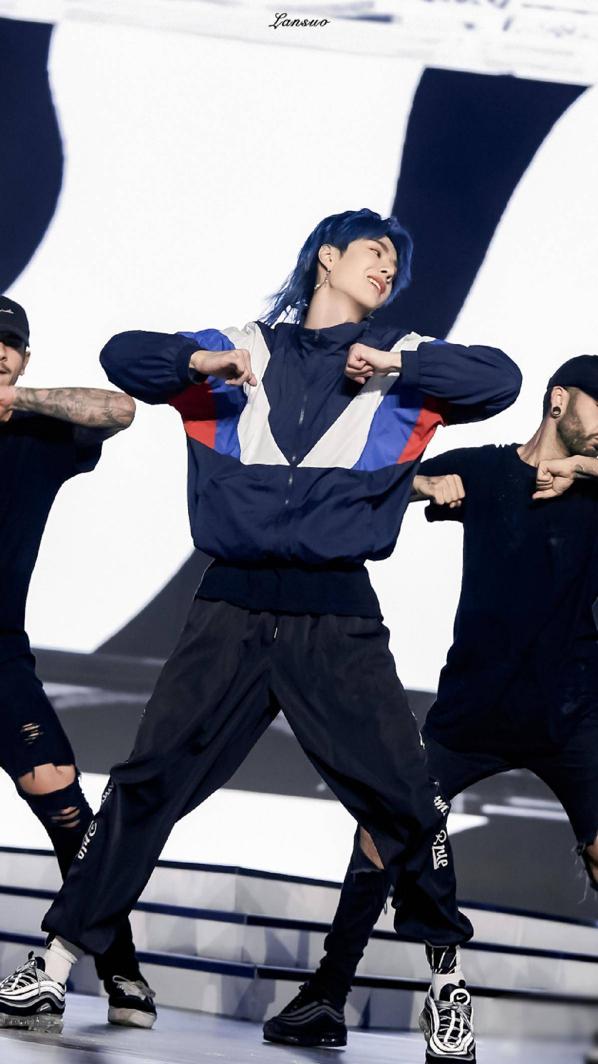 王一博"美男计"撬女学员,送队员战鞋超大方_网友_战队_魅力