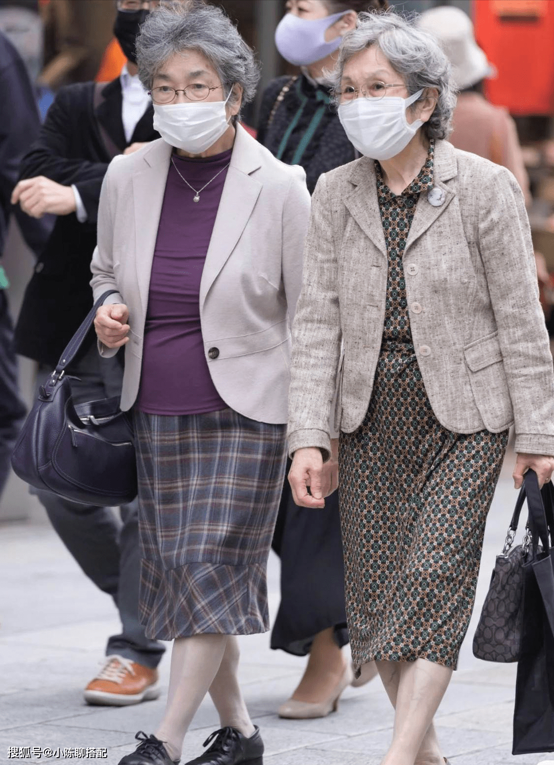 被日本街拍惊艳到！白发老人穿衣比年轻人更有品味，气质很高级_穿着_印花_服装