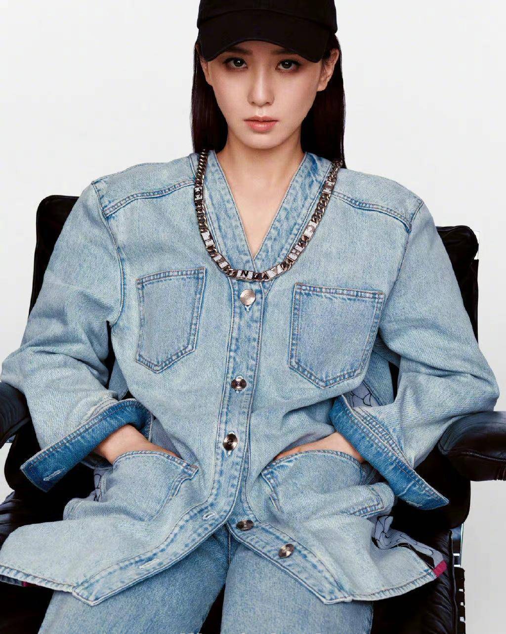 刘诗诗倪妮合体拍大片,一个美一个飒,造型穿搭看点多!_黑色_版型_衬衫