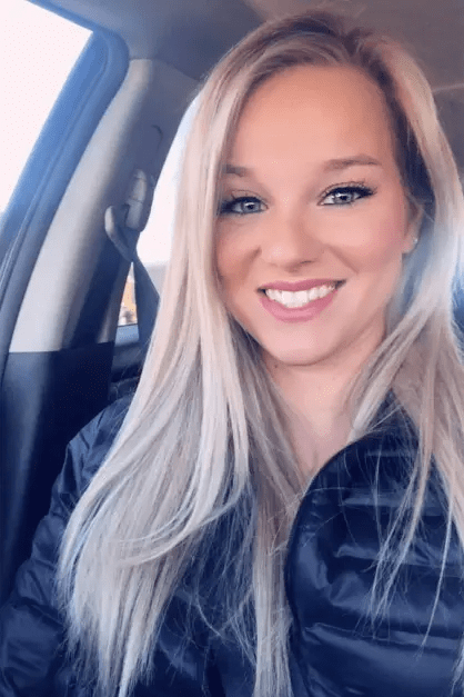 原作者透过手机监控,amanda看到洗衣房的门上有个白色的东西在移动