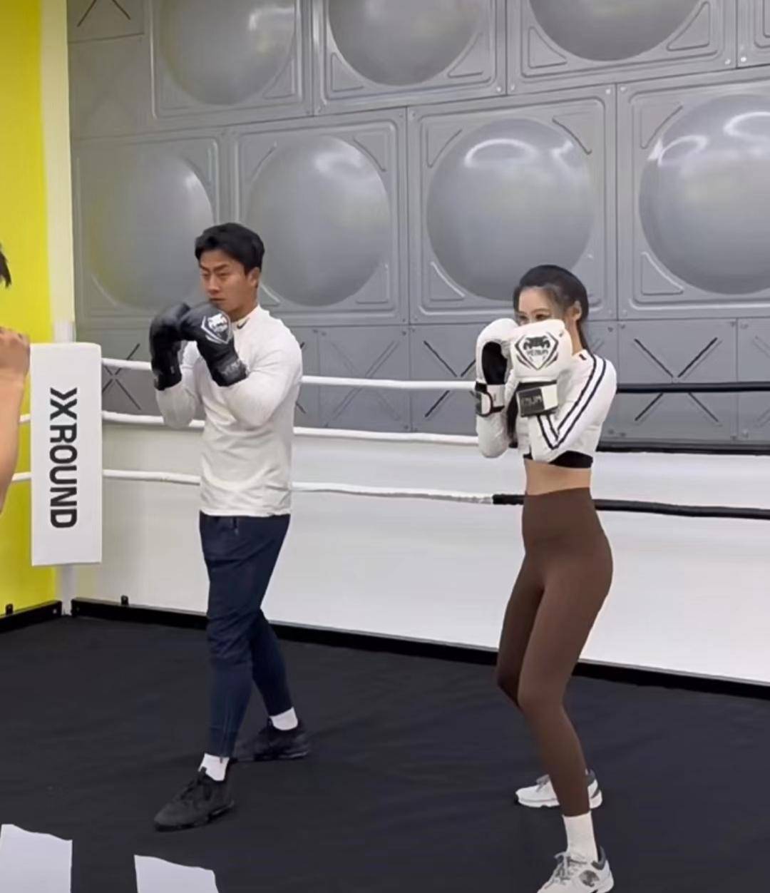 范志毅英国籍女儿换男友了火速同居游玩韩国一起打拳秀好身材