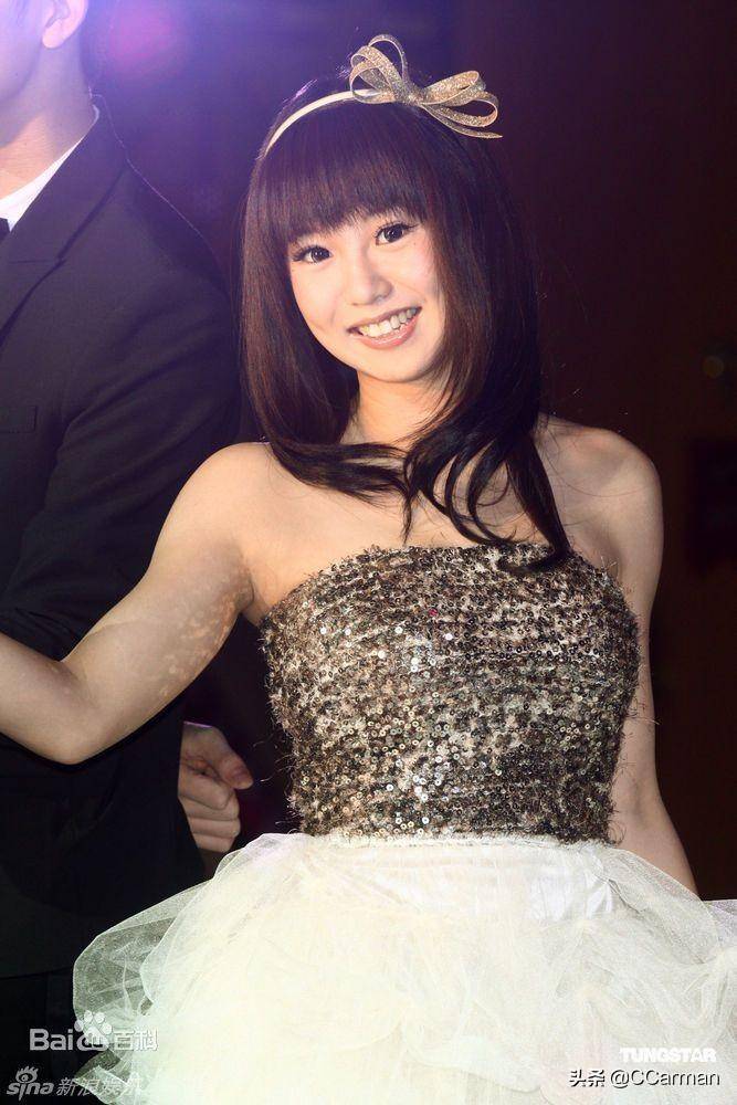 郭书瑶是台著名的"童颜巨乳",出道时一句"杀很大"还有"爱的抱抱",加上