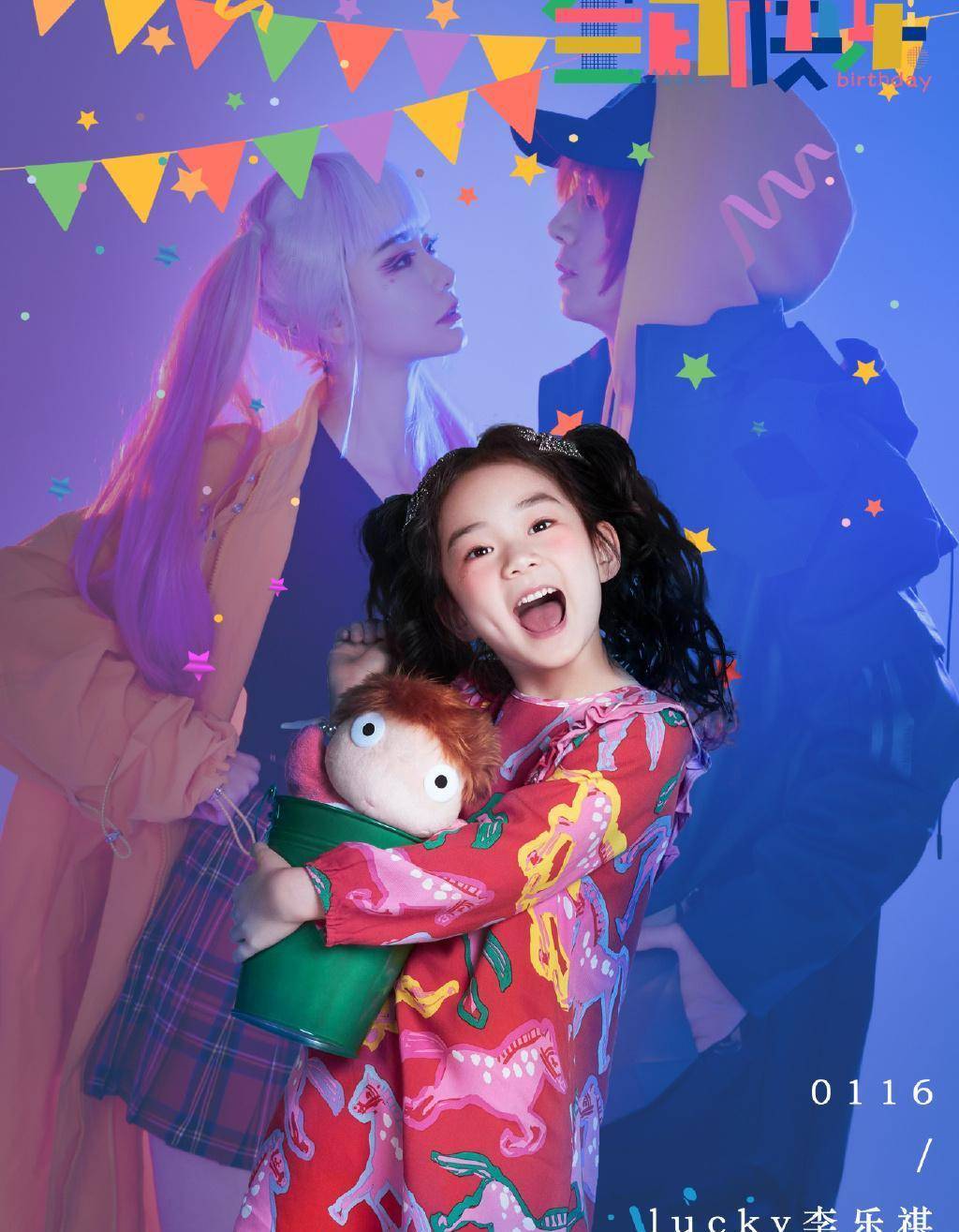 穿白纱裙美成小公主,鬼马精灵活脱脱翻版戚薇_lucky_女儿_妈妈