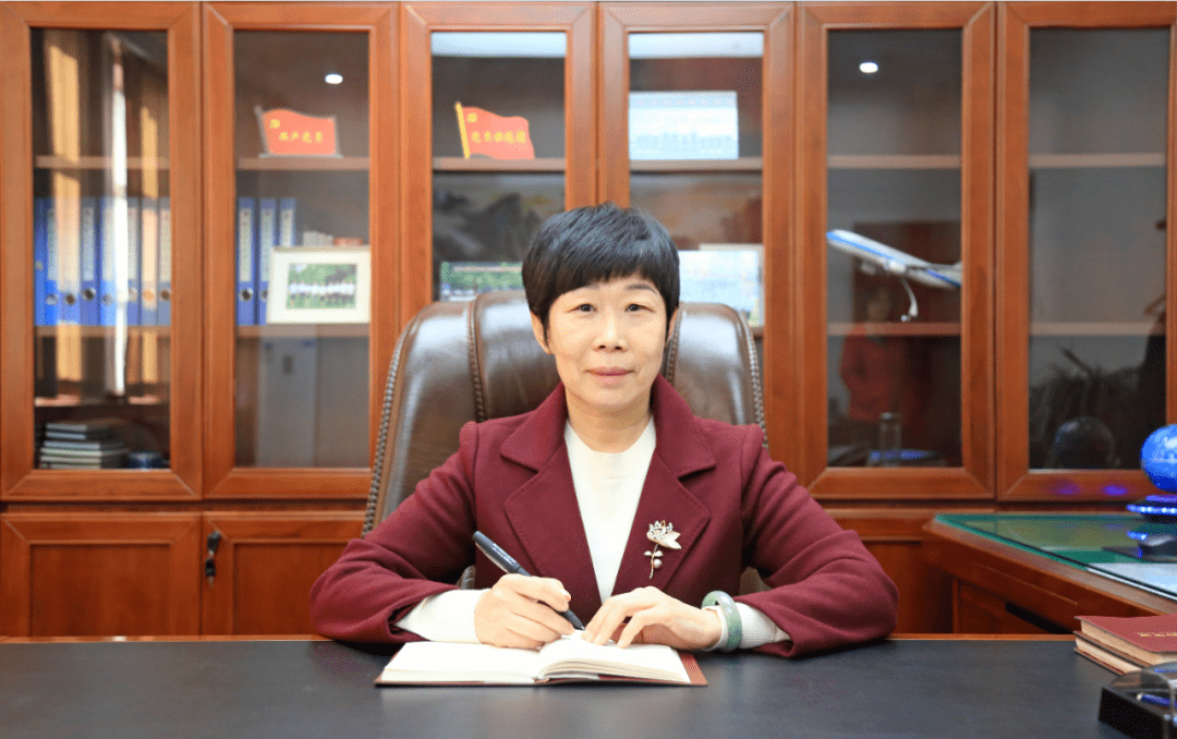 正高级教师,省首届名师副校长:杨琳河北省教育工作先进个人,石家庄市