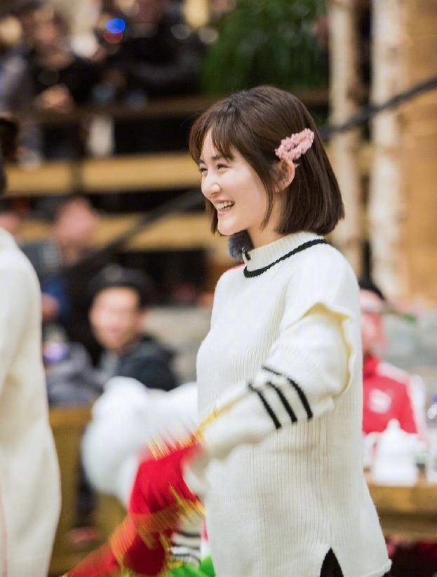 谢娜如今的发型大多数都是齐肩或者是再短一点的波波头短发,再加上