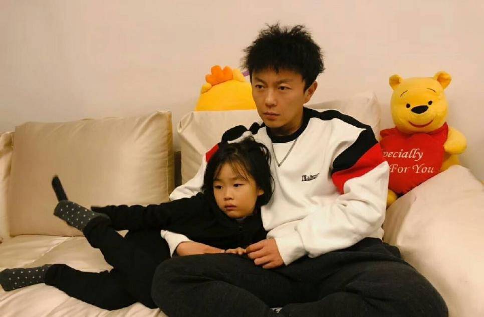 曾和释小龙平起平坐的武打小童星,被发哥启发后,转身离开娱乐圈_谢苗