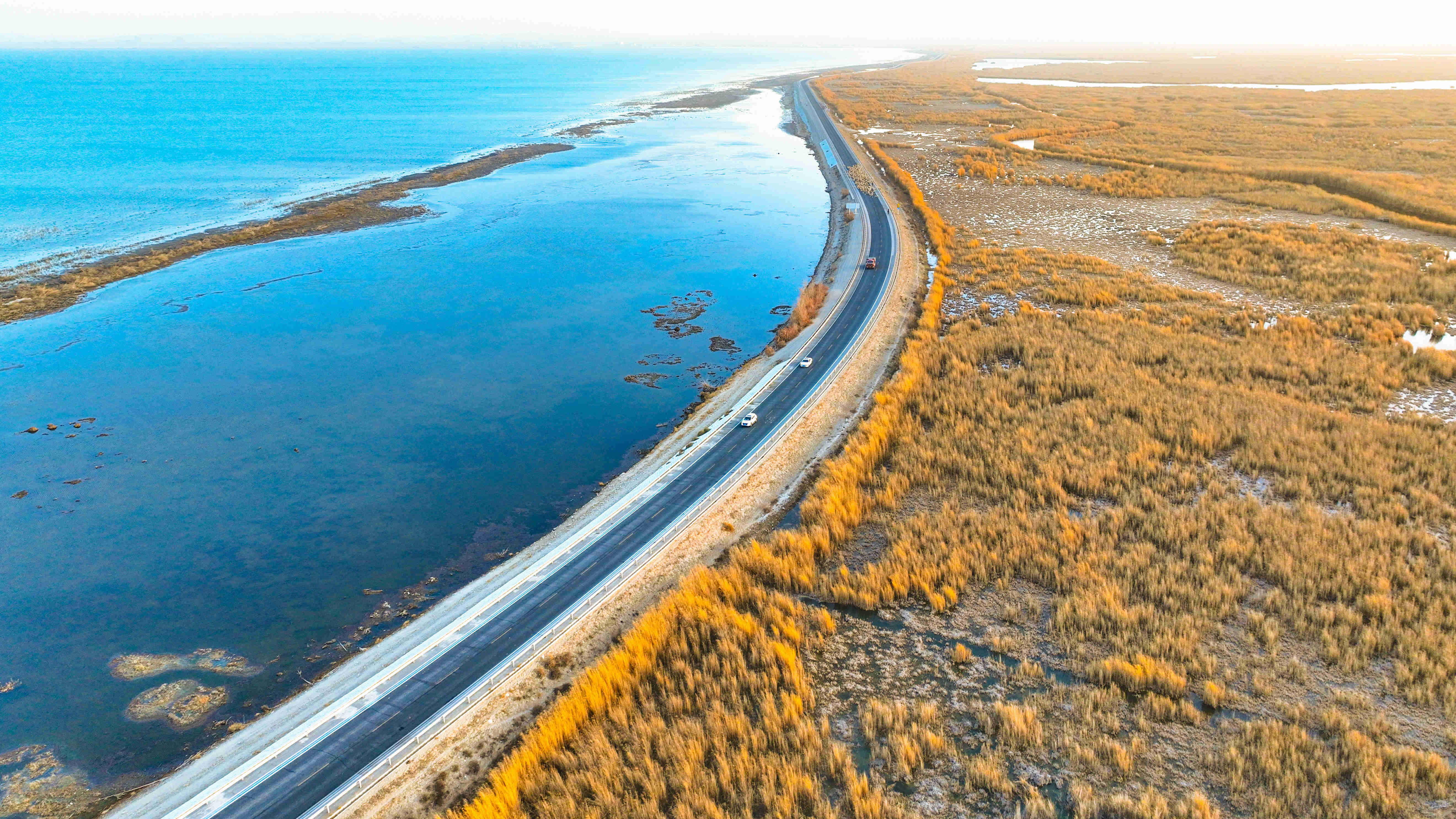 博斯腾湖:天蓝水清芦苇黄