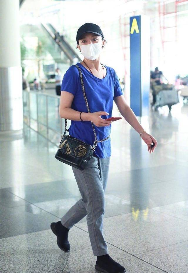 45岁周迅发福厉害变大妈穿t恤藏不住赘肉,创新chanel背法显腰身_感觉