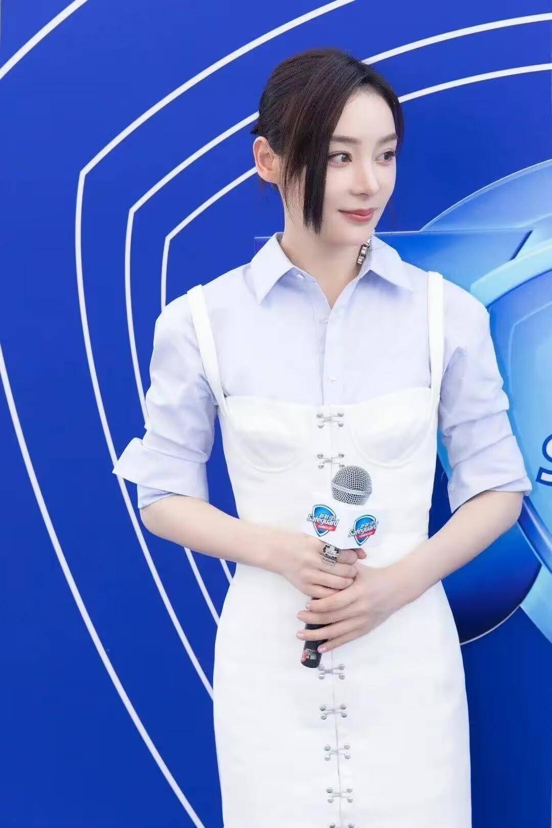 袁姗姗带火一种混搭叫"里面去上班,外面去约会",显瘦又时髦_风格_职场