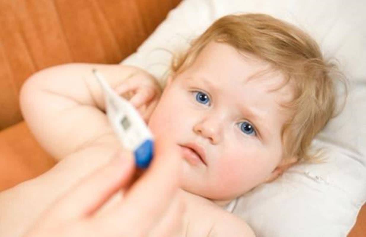孩子发烧时退烧针能快速退烧,但医生为什么都不建议打？