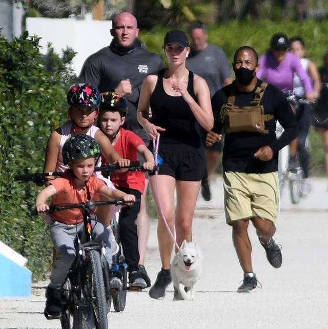 39岁伊万卡炎热海滩跑步表情挣扎,穿运动背心,身姿壮硕又健美_贾里德