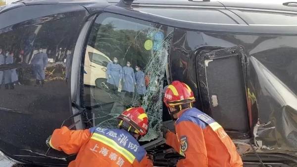 海湾路口轿车侧翻1人被困，奉贤消防员徒手破天窗施救救援人员驾驶员 3208