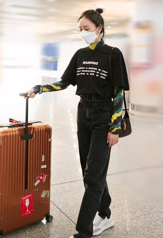 童谣为秀腿真拼了!好好的牛仔裤非要剪一刀,好敢_造型_机场_童瑶