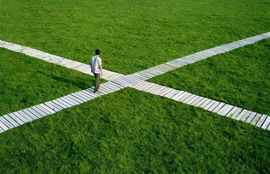 人生的岔路口,昂首阔步上陡坡,谨小慎微下平坡_十字路口_道路_不知道