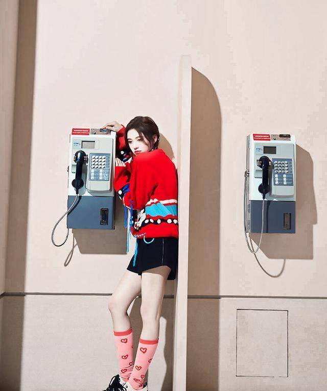 鞠婧祎新杂志大片曝光,戴棒球帽搭高筒靴玩转运动风_风格_感觉_少女