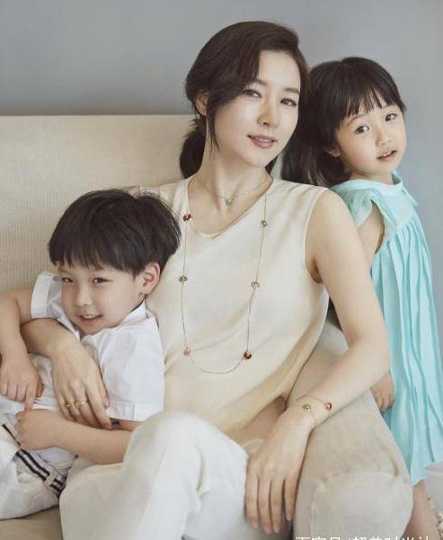 39岁金泰熙怀二胎容颜不变,48岁辣妈李英爱似冻龄,怎么做到的?