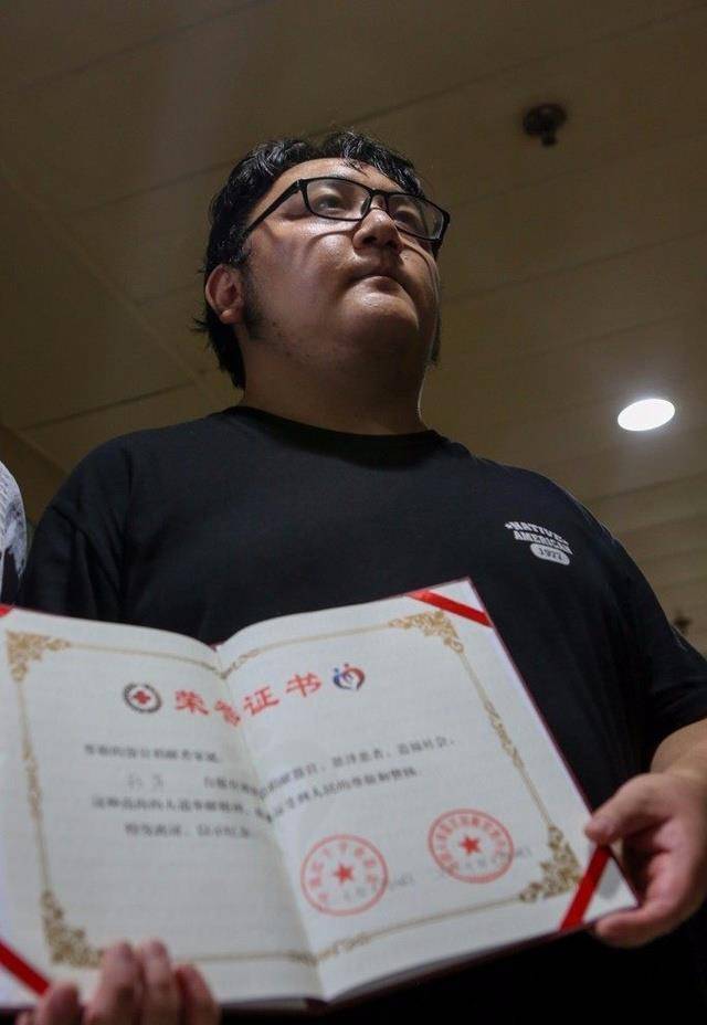 56岁母亲捐肾脏角膜救四人,儿子含泪为母了心愿_陈元_妈妈_器官