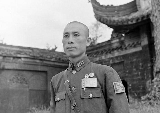 美国记者拍摄淮海战役中国军照片:士兵看军官吃肉,女兵蹲地抽烟_我军