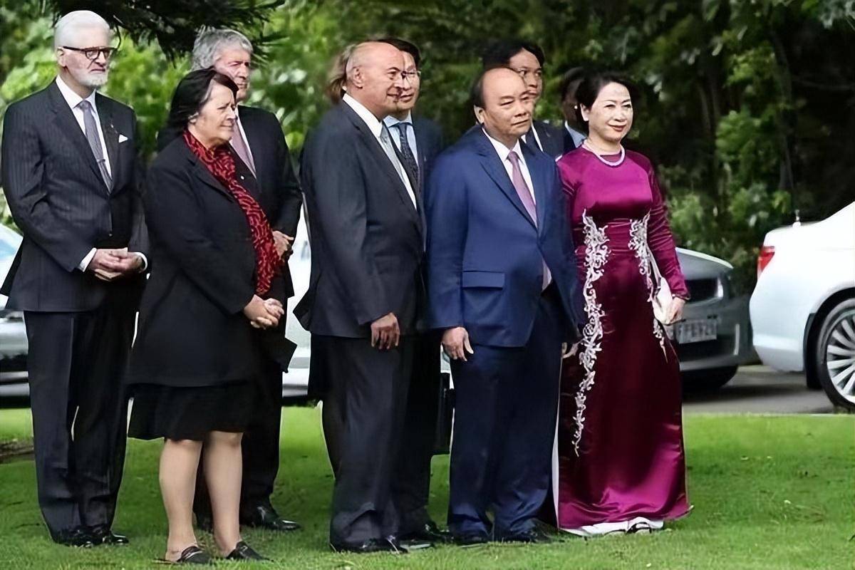 68岁泰国夫人盛装接待首脑,越南夫人更美艳_造型_颜色_娜拉