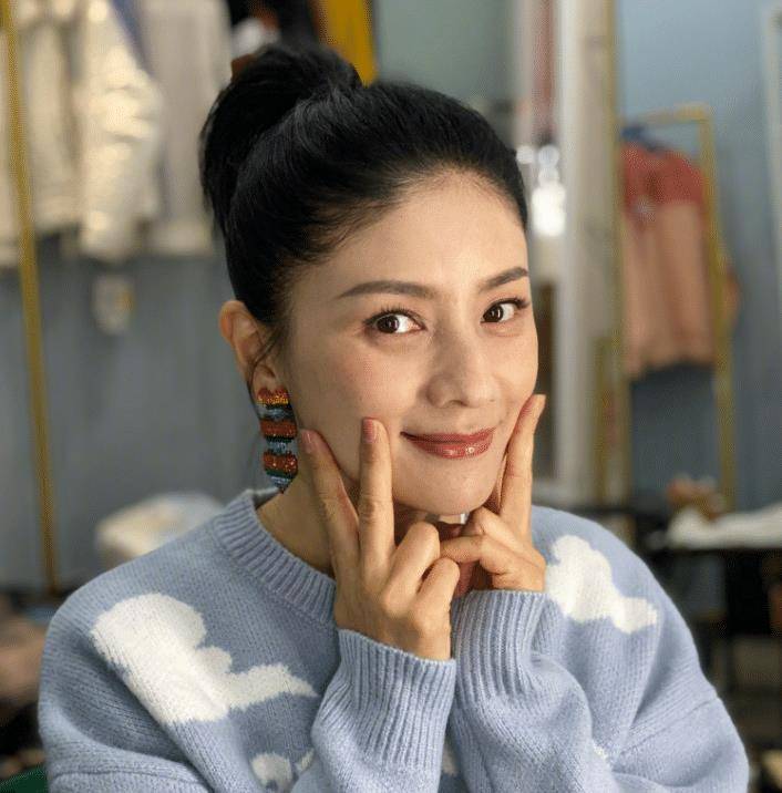 胡可生日老公第一时间送上祝福,两儿子献吻,准备的礼物暖心_沙溢_安吉