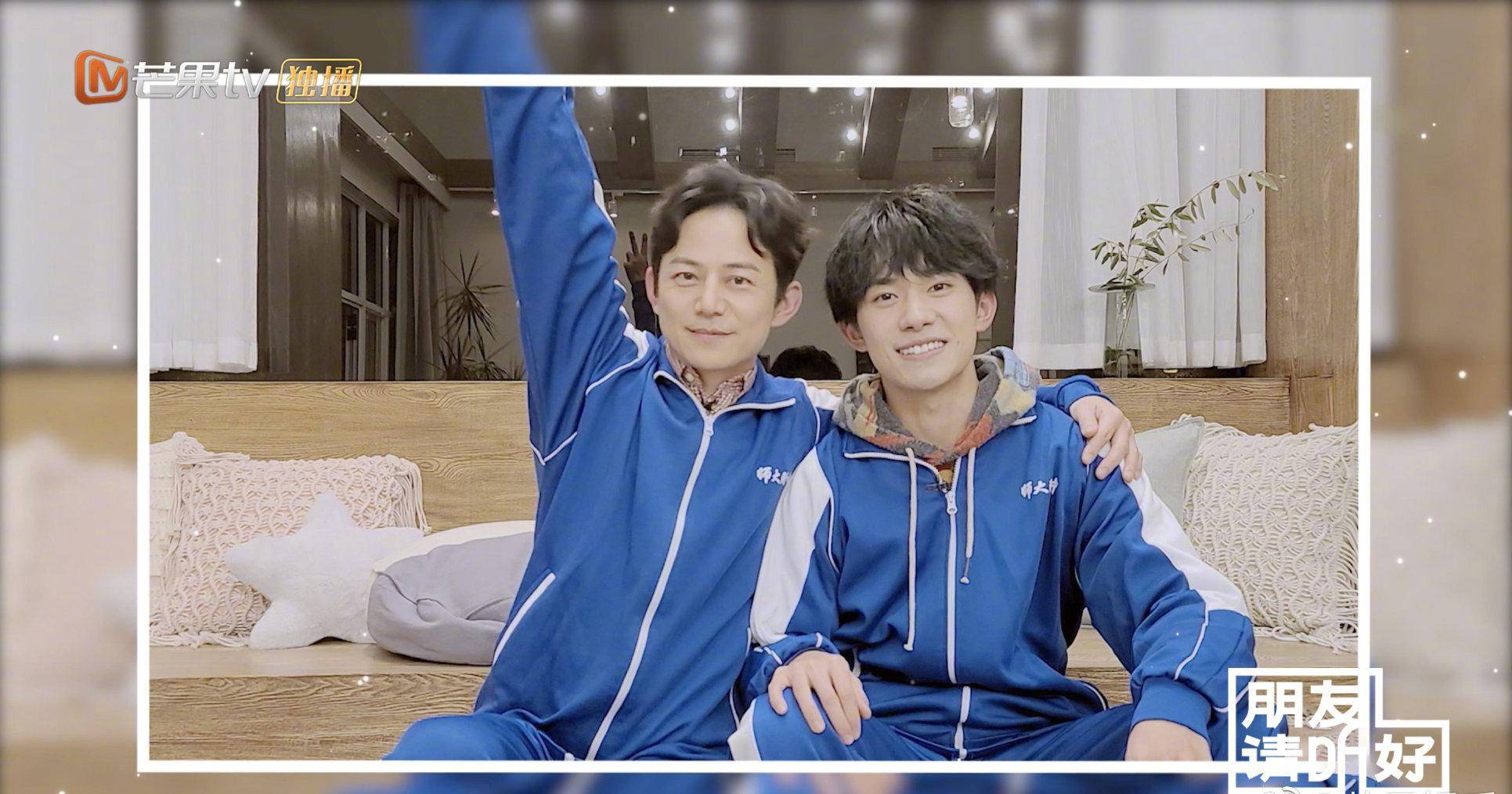 何炅和易烊千玺同穿校服,两人同框宛如同学,没想到何炅这么会穿_的